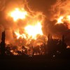 В Индонезии во время грозы вспыхнул нефтеперерабатывающий завод (видео)