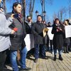 Журналисты незаконно закрытых телеканалов провели акцию протеста в центре Киева с намерением передать обращение главе Евросовета Шарлю Мишелю