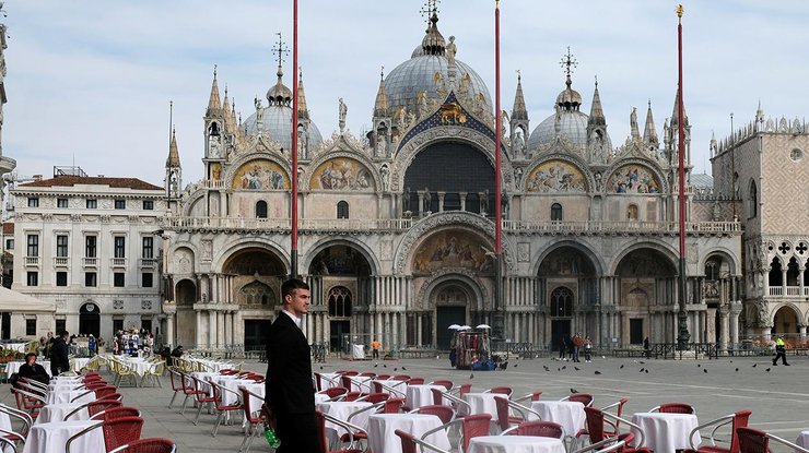 Пустые столики возле ресторана на площади Святого Марка в Венеции