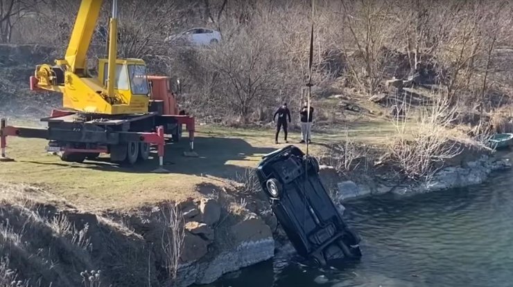 В затопленном карьере в селе Ташлык водолазы нашли машину с телами погибших