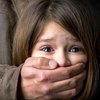 В Киеве пытались изнасиловать в подъезде 11-летнюю девочку 