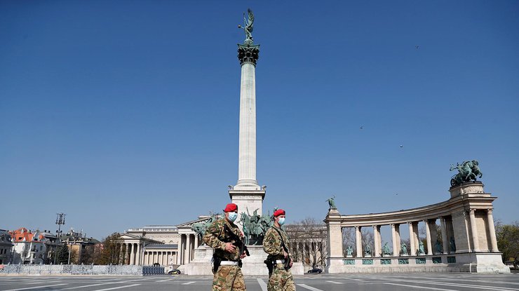 Офицеры военной полиции патрулируют Площадь Героев в Будапеште, Венгрия
