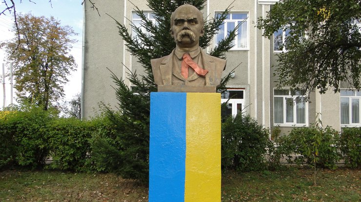 Памятник Т. Шевченку в селе Подпечеры
