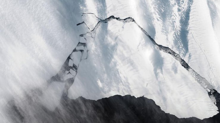 Фото: ущелье между айсбергом и Антарктидой / twitter.com/AirbusSpace