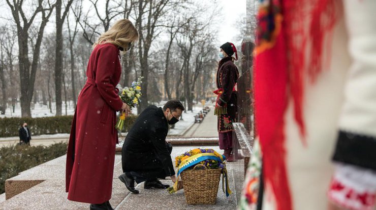 Зеленские возложили цветы к памятнику Кобзарю в Киев