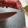 Колбаса с живым сюрпризом: женщина за 300 гривен купила червей 
