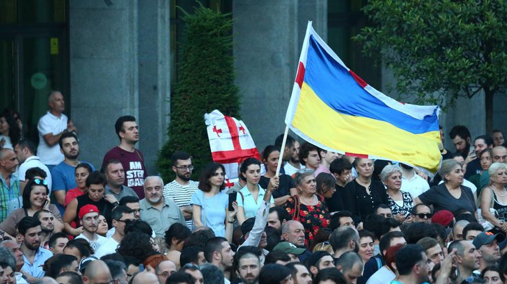 Протесты у здания парламента Грузии в Тбилиси в июне 2019 года