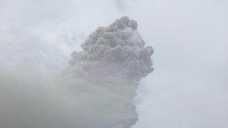 Фото: вулкан Суфриер выбросил столб пепла 