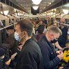 В киевском метро забиты вагоны, а проверяющих нет (видео)