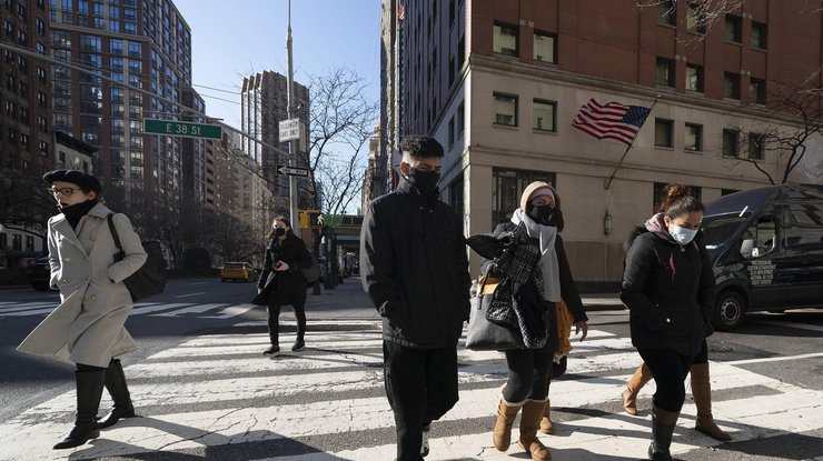 Люди в масках на улицах Нью-Йорка