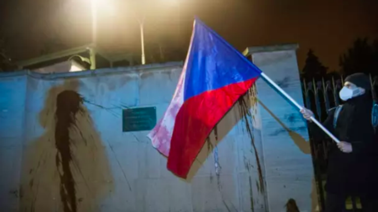 Фото: в Чехии облили кетчупом стену посольства России