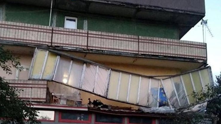 В многоэтажке обрушились балконы/ Фото: golos.ua