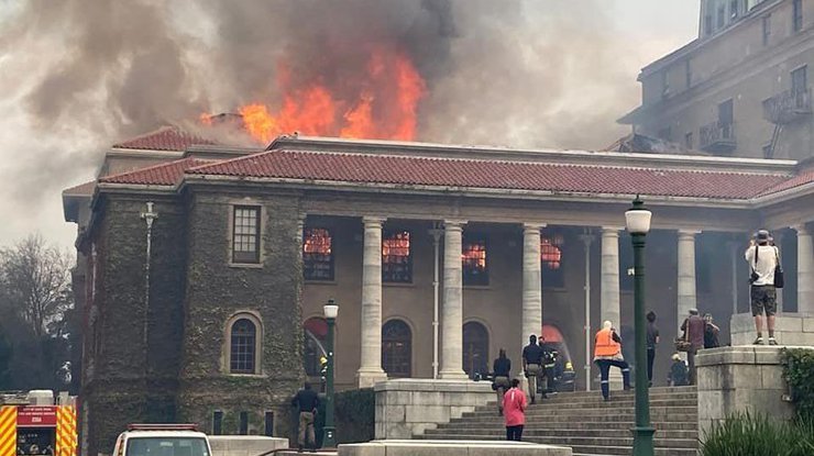 Огонь уничтожил университетскую библиотеку