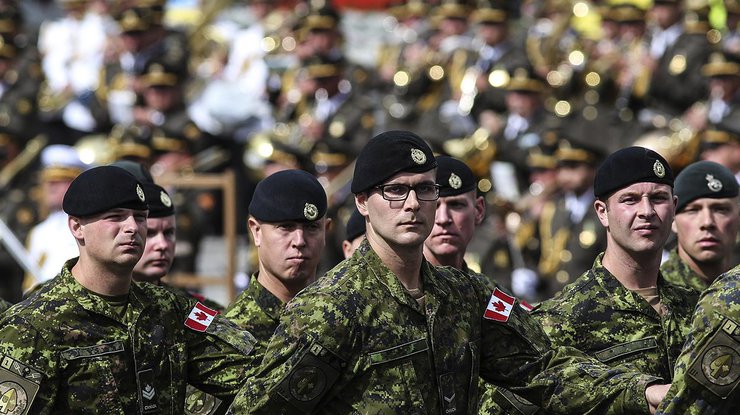 Канадские военнослужащие на параде в честь Дня независимости Украины в Киеве, 24 августа 2017 года