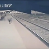 В Індії чоловік врятував дитину із залізничних колій