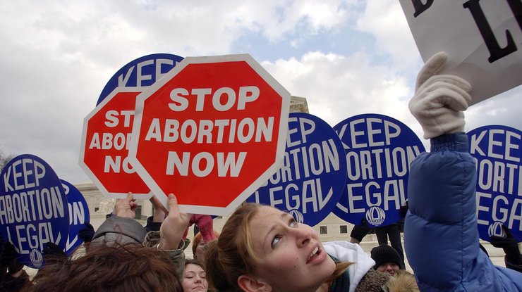 Верховный суд США разрешил аборты в 1973 году