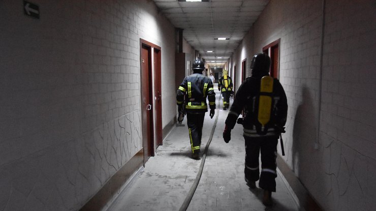 Сотрудники спасательной службы эвакуировали 9 человек/ фото: ГСЧС 