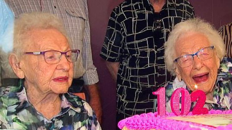 Свой 102-й день рождения близнецы отпраздновали вместе в кругу семьи/ фото: Daily Mail