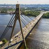 В Киеве мужчина залез на мост и упал на дорогу 