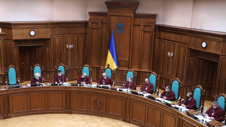 Средняя месячная зарплата судьи КСУ составляет 254 тыс. грн