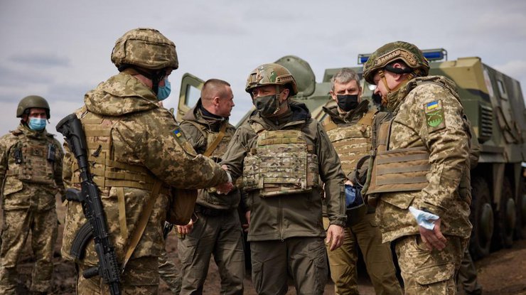 Президент Владимир Зеленский посетил позиции украинских войск на Донбассе