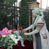 Расстрел детей в Казани: к месту массового убийства люди возлагают цветы (фото, видео)