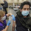 В США отменили маски и дистанцию для вакцинированных