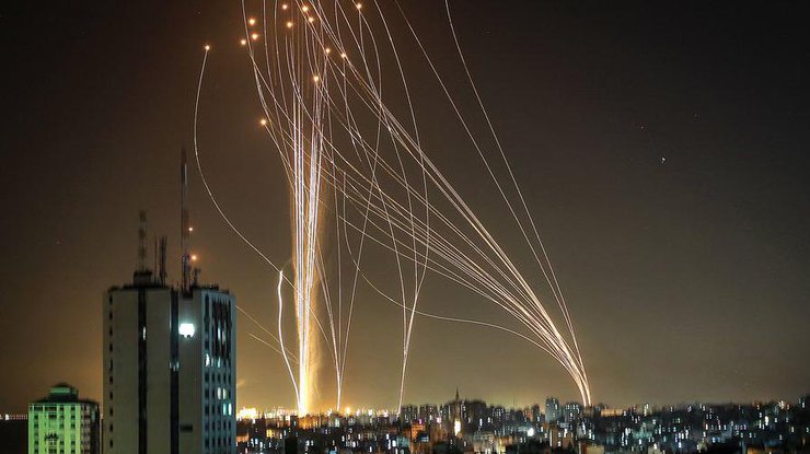 Ракеты террористов перехватывает "Железный купол"/ фото: Esquire
