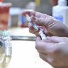 Британия первой изучит эффективность третьей дозы COVID-вакцины
