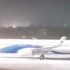 Ураган в Китае развернул пассажирский самолет и срывал крыши с домов (видео) 
