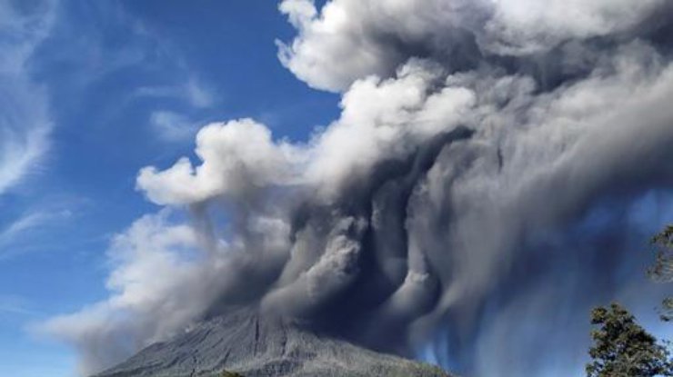 Местные власти просят людей держаться от вулкана подальше/ фото: Volcano Discovery