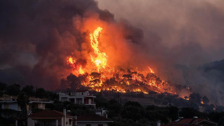 На борьбу с пожарами бросили огромное количество техники/ фото: Euronews