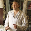 Майстер з Житомира відроджує традицію одягу з коноплі