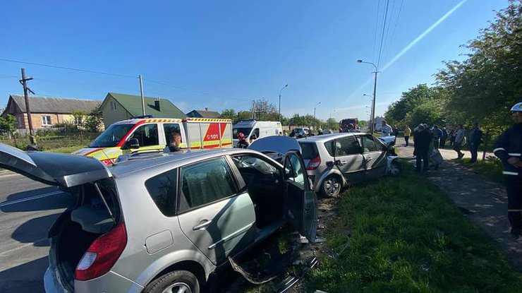 Столкнулись два автомобиля марок Renault и один Volkswagen/ фото: ГСЧС