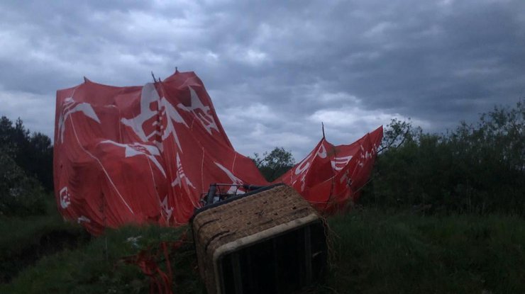 Фото: воздушный шар рухнул с людьми