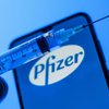 Кого будут вакцинировать новой партией Pfizer