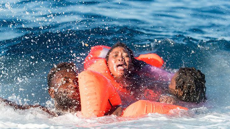 В Нигерии перевернулось судно с людьми/ Фото: tvc.ru