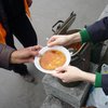 Ругаются и чуть ли не дерутся: в центре Киева выстроилась большая очередь за бесплатной едой (видео)