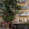 В центре Киева рухнула часть балкона под ноги прохожим (видео) 