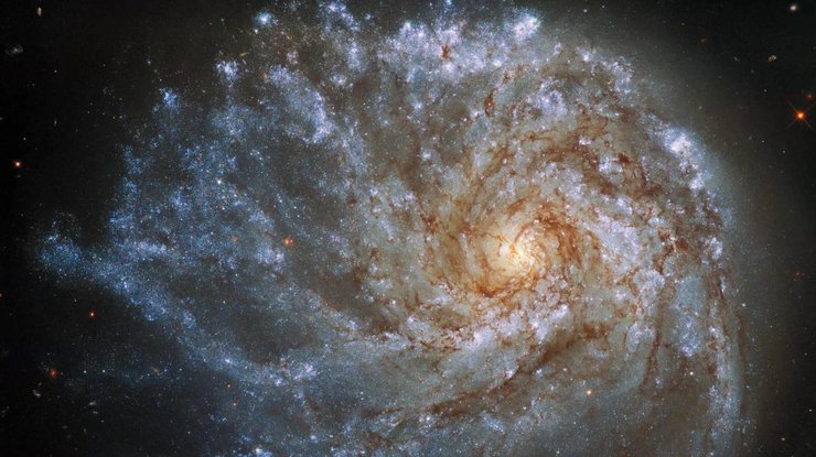 Галактика NGC 2276 со "странным" ядром