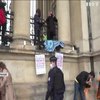 Екоактивісти прикували себе кайданками під французьким Парламентом
