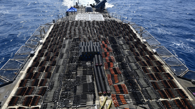 Фото: американцы задержали судно с российским оружием / twitter.com/US5thFleet