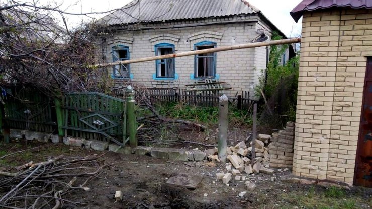 Фото: боевики обстреляли жилые дома на Донбассе 