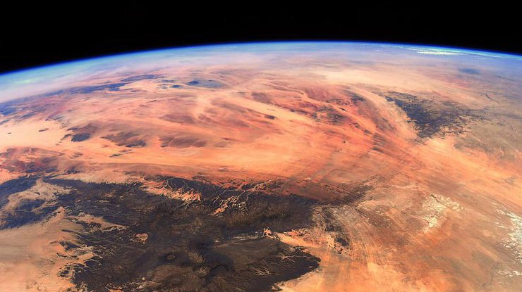 Вид Земли с орбиты местами напоминает Марс