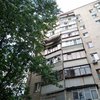 В Киеве на головы жильцам обрушился балкон с тоннами земли (фото)