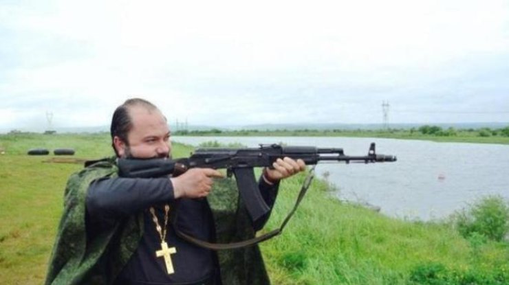 Фото: священник с оружием / gayburg.com