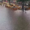 Одессу накрыл мощный ливень: улицы за 15 минут превратились в настоящие реки (видео) 