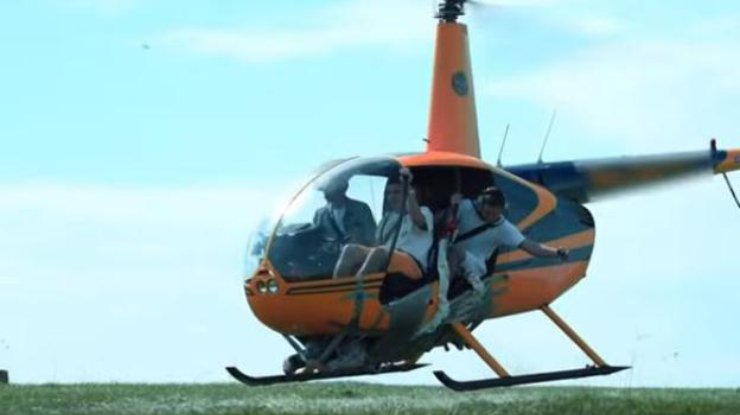Фото: блогер привязал к вертолету человека скотчем