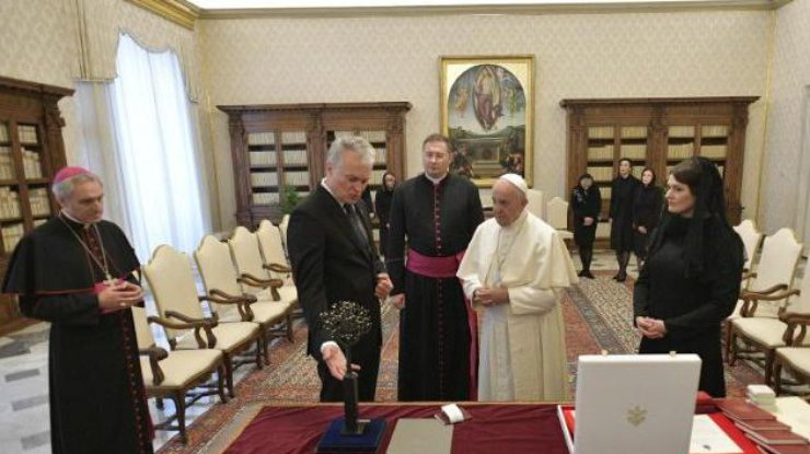 Висвалдас Кулбокас (в центре) сопровождает Папу/ Фото: vaticannews.va