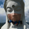 В Японії на статую богині наділи величезну захисну маску